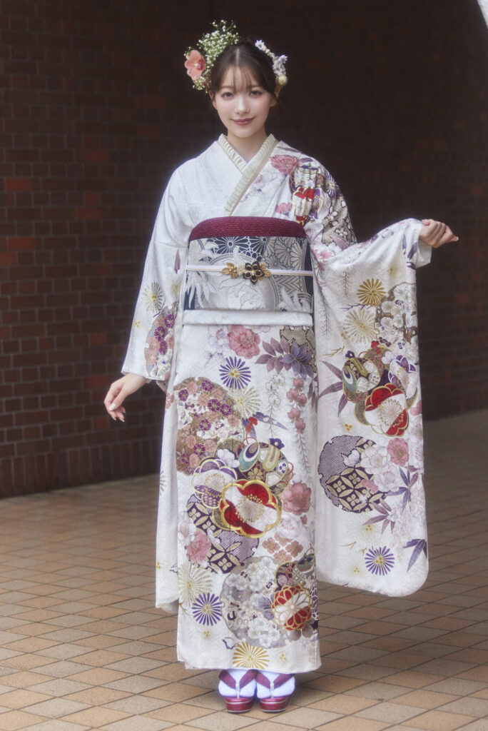 白地に映えるパステル柄の振袖