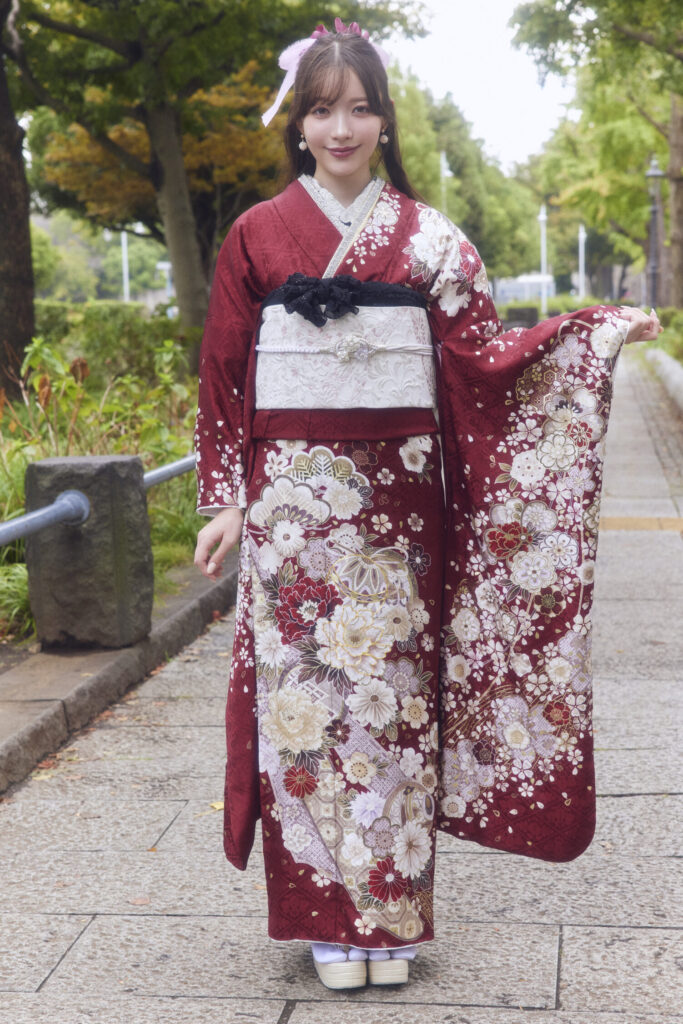 落ち着きのある大人な雰囲気の赤の振袖