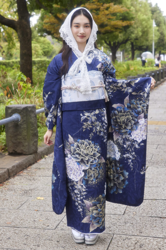 金彩牡丹が華やかな紺色の振袖