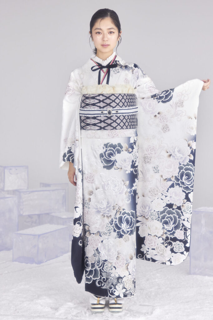 白黒のバラが引き立てる白地の振袖