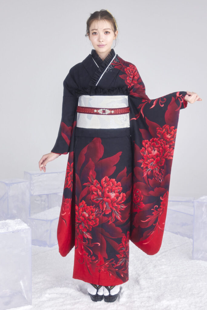赤バラがカッコイイ黒の振袖