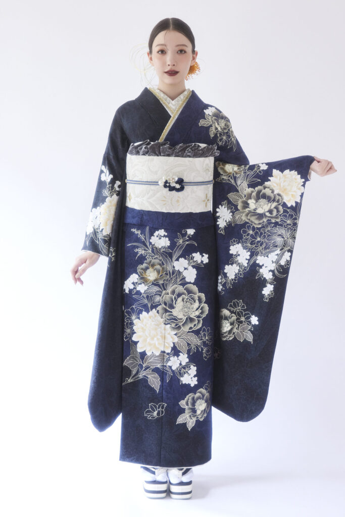 華やかな牡丹柄の紺色の振袖