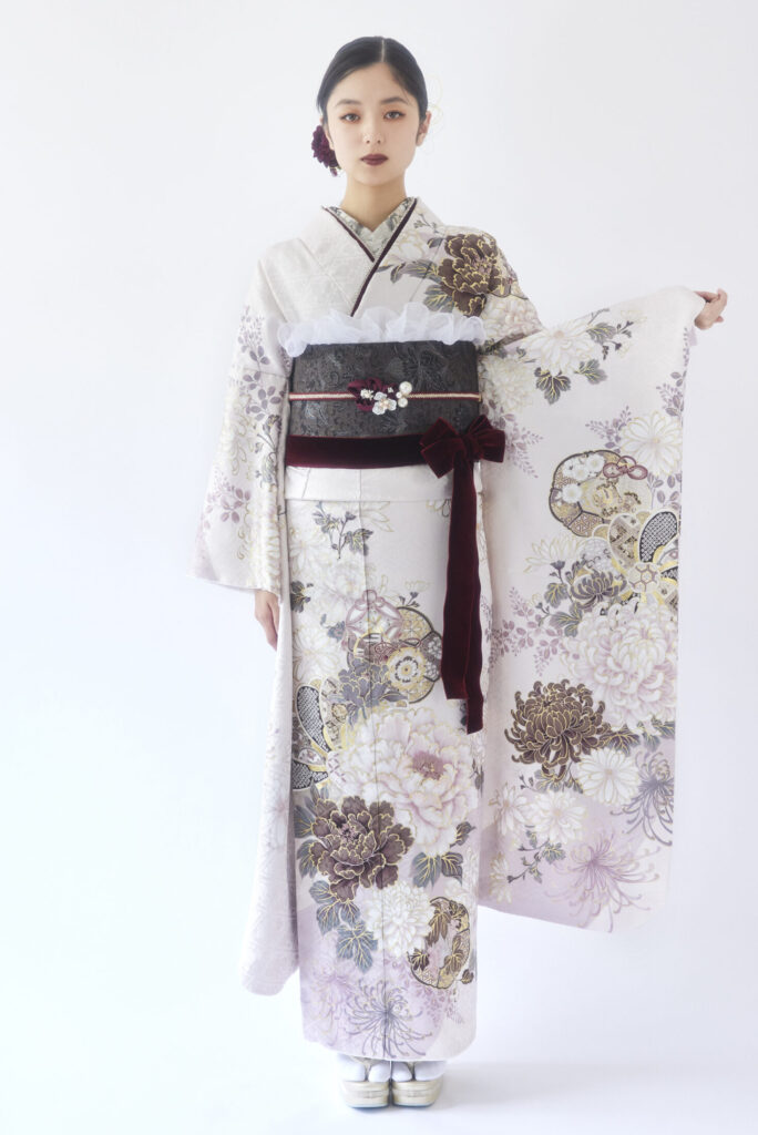 牡丹と菊柄の雅な白地の振袖