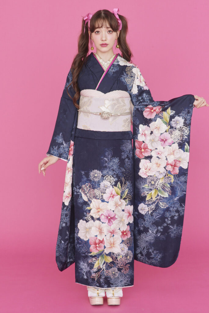 ピンクのお花柄がかわいい紺色振袖