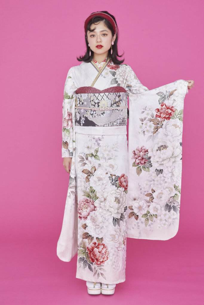 うっすらピンクの白地の振袖