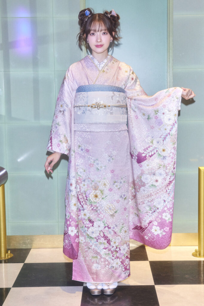 淡いパステルカラーの紫ピンク振袖