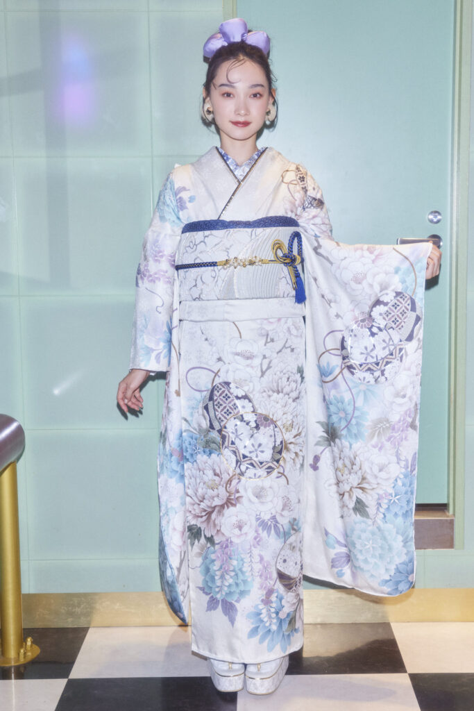 水色が映えるモダンな白地の振袖