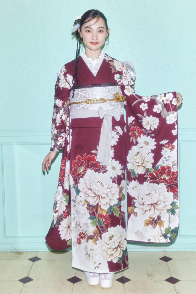 白の花柄に渋い赤色の大人振袖
