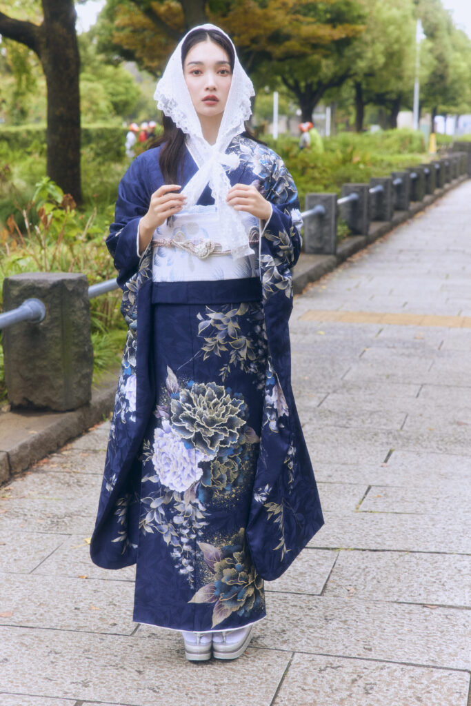 金彩牡丹が華やかな紺色の振袖