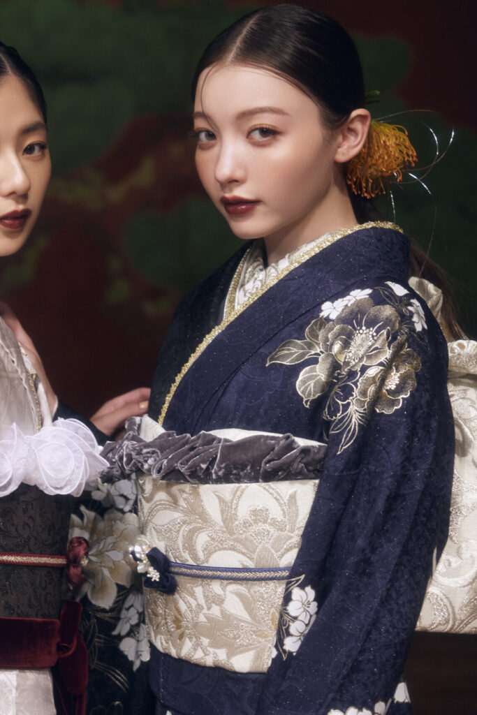 華やかな牡丹柄の紺色の振袖