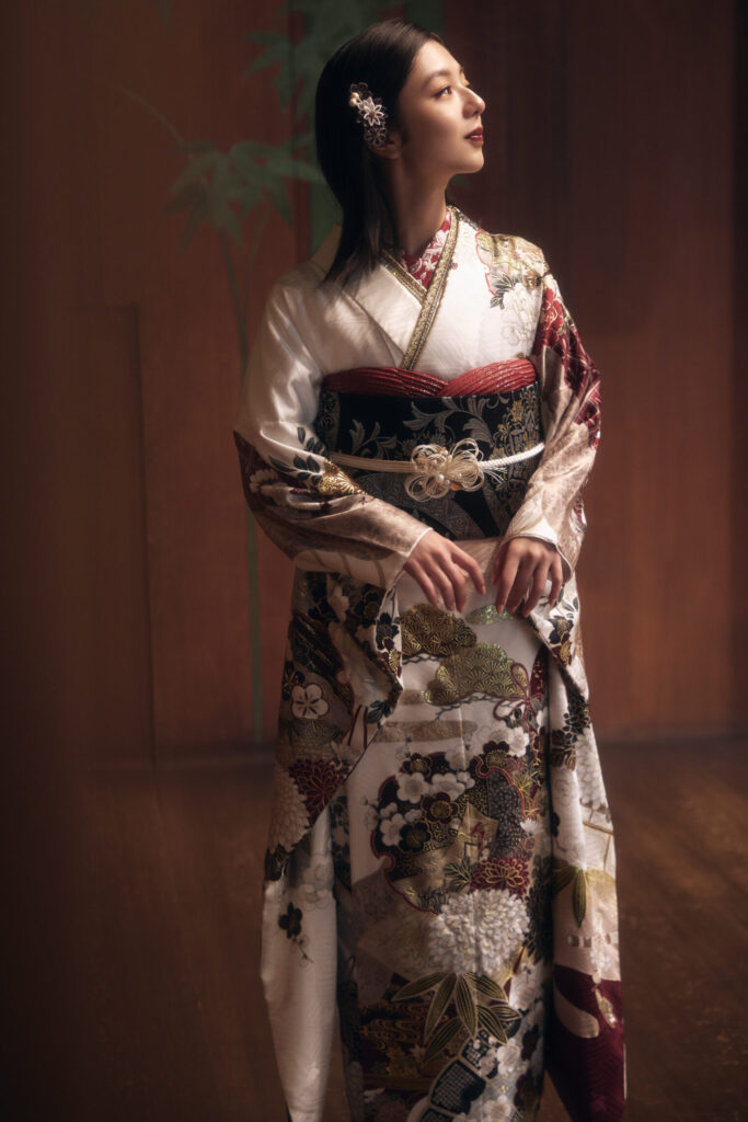 金彩華やかなの白地の振袖