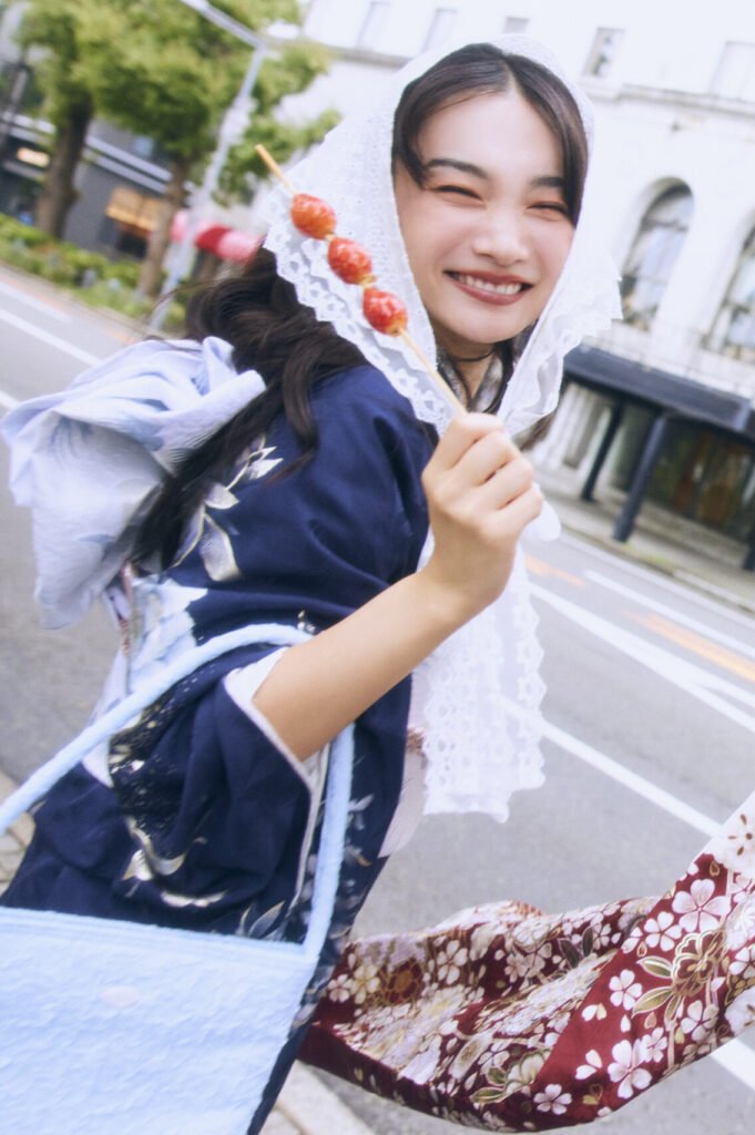 金彩牡丹が華やかな紺色の振袖