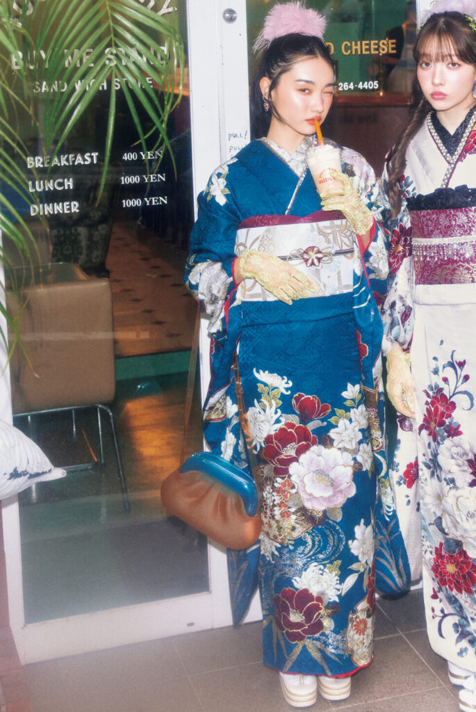 椿が華やかな紺色の振袖