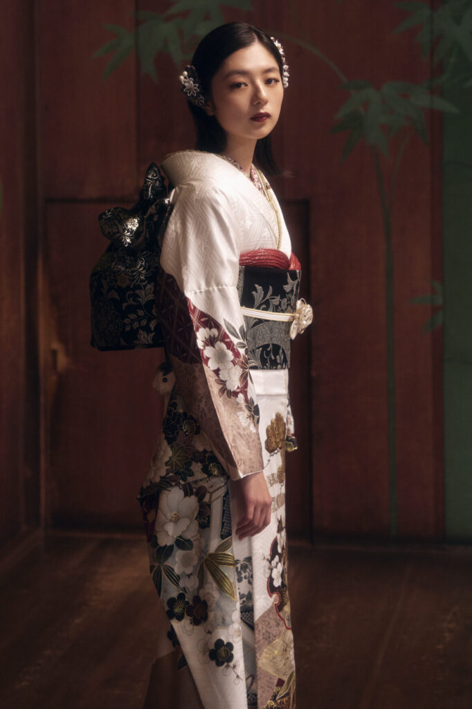金彩華やかなの白地の振袖