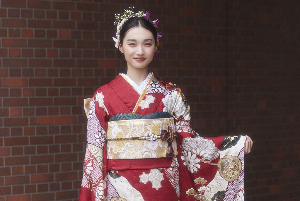 成人式で「生花の髪飾り」はアリ?後悔しない選び方やおすすめの花を振袖専門店が解説