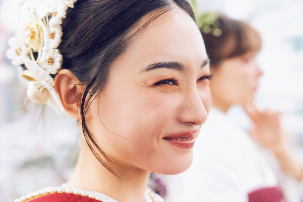 成人式で「生花の髪飾り」はアリ?後悔しない選び方やおすすめの花を振袖専門店が解説