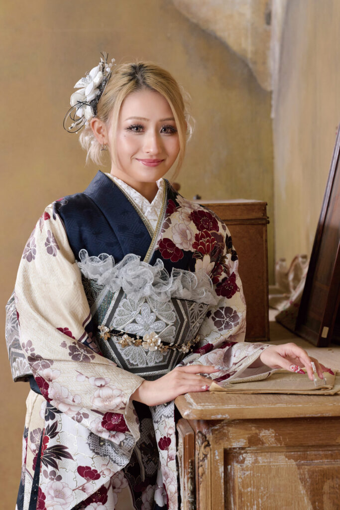 黒と白に深紅の花柄が映えるレトロな振袖
