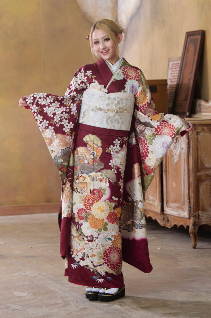 深紅の華やかな古典柄振袖