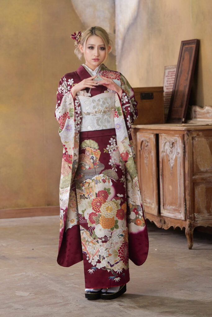 深紅の華やかな古典柄振袖