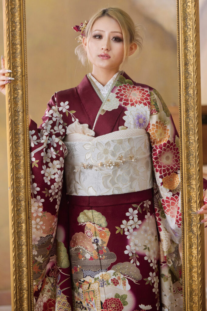 深紅の華やかな古典柄振袖