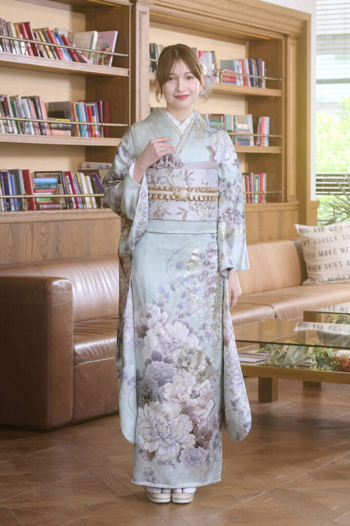 淡い水色の上品な花柄振袖