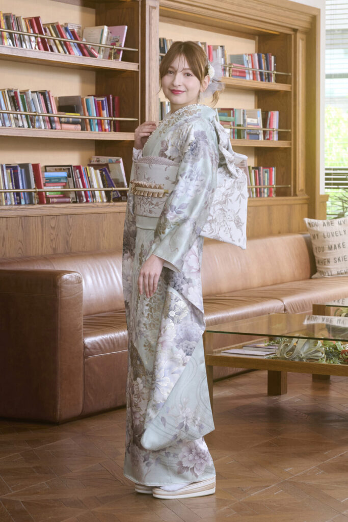 淡い水色の上品な花柄振袖