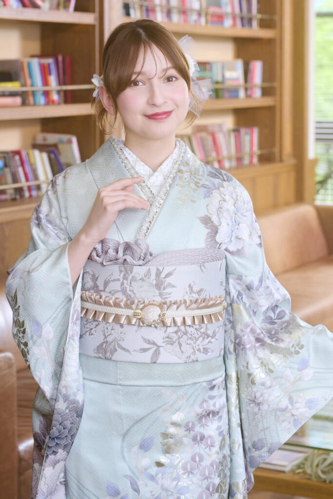 淡い水色の上品な花柄振袖