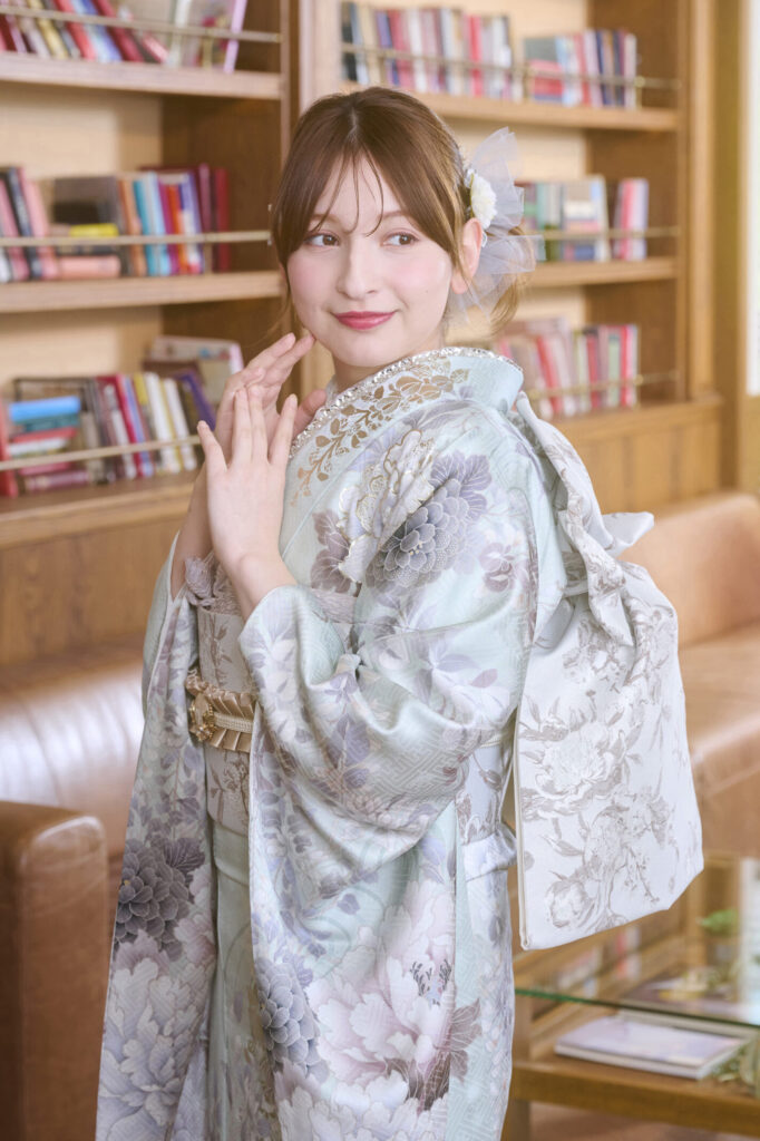 淡い水色の上品な花柄振袖