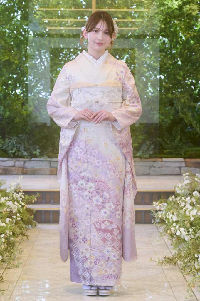 淡いピンクと白の上品な花柄振袖