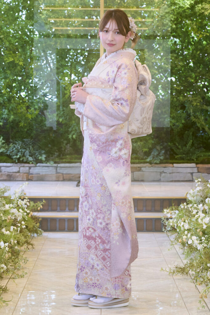 淡いピンクと白の上品な花柄振袖
