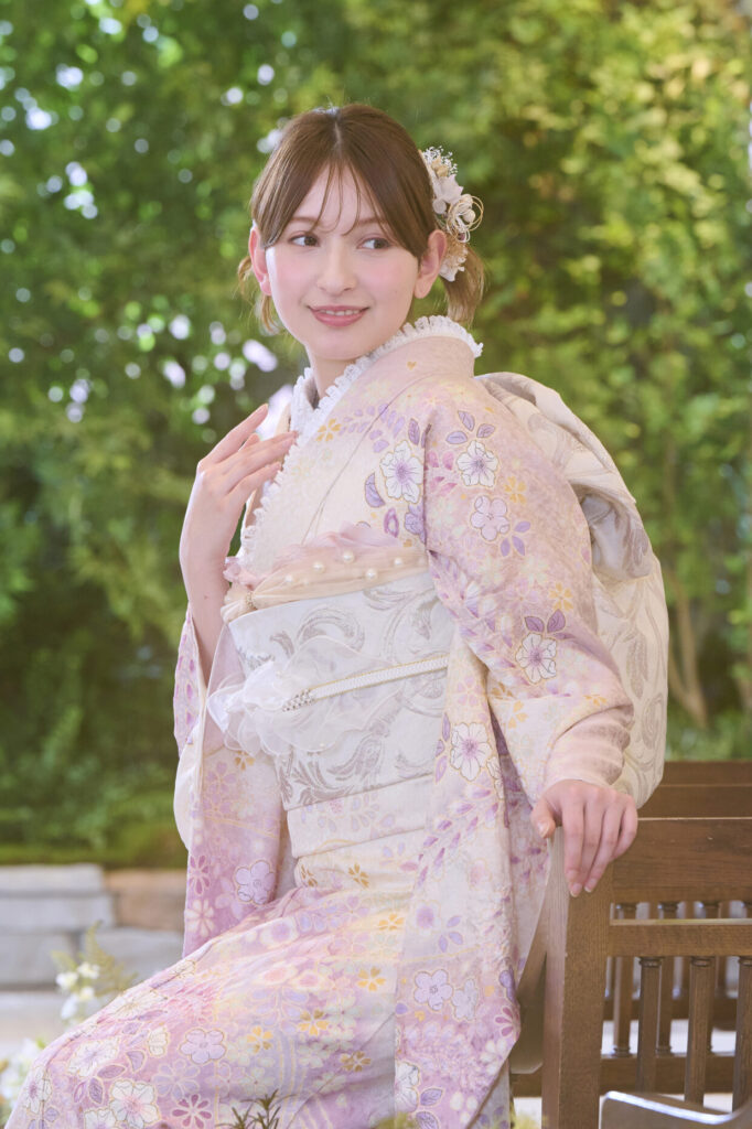 淡いピンクと白の上品な花柄振袖