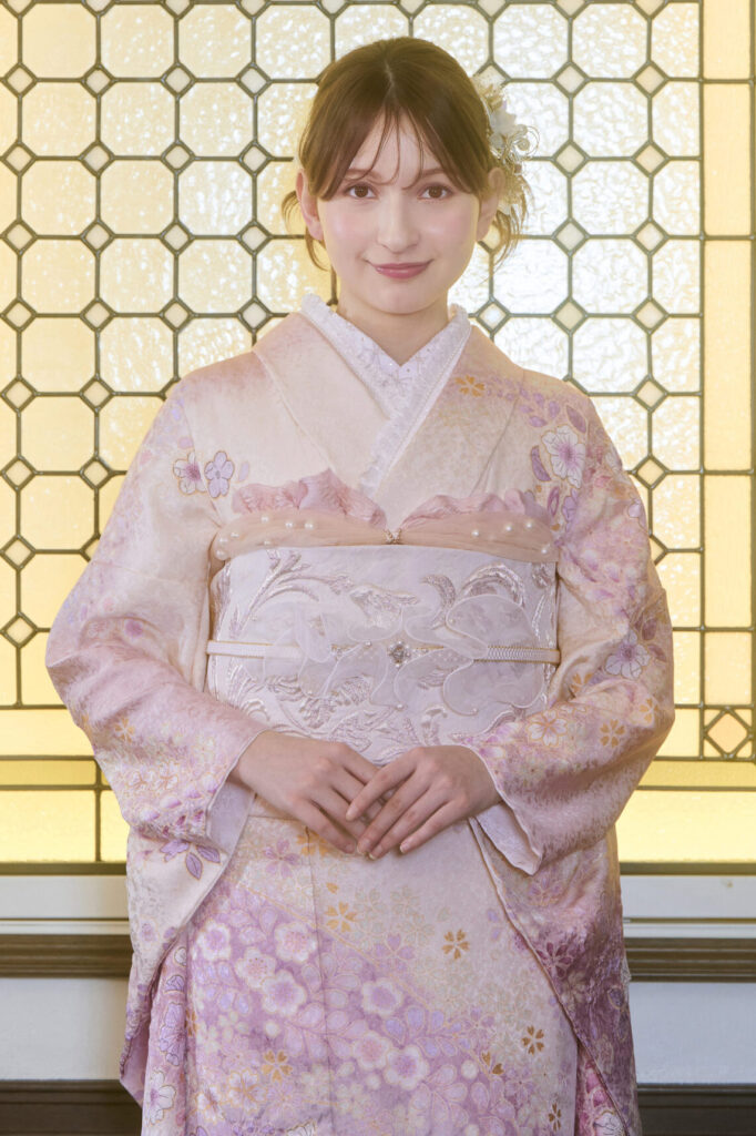 淡いピンクと白の上品な花柄振袖