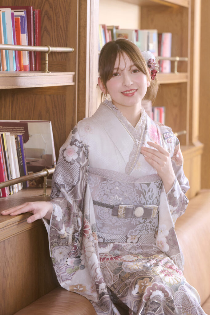 白地に淡い花柄の華やかな振袖