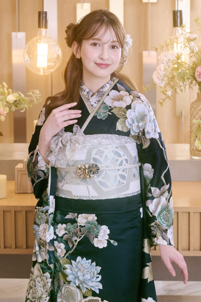 パステルカラーの花柄が映える緑色の振袖