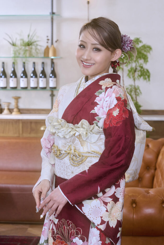 花柄がかわいい赤と白のバイカラー振袖