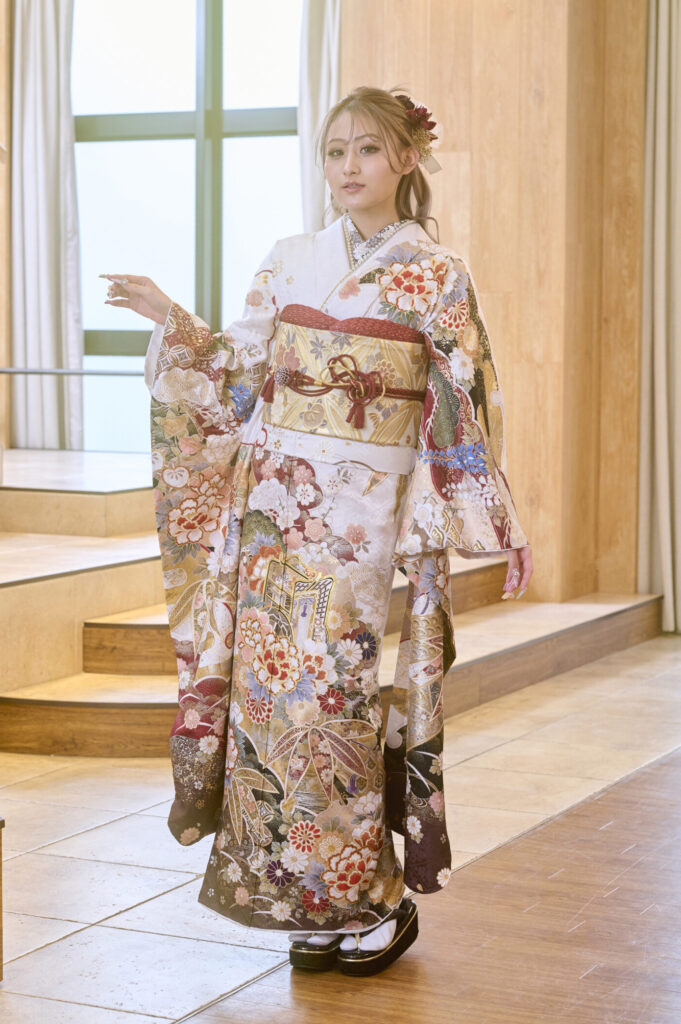 白地にゴールドが華やかな振袖