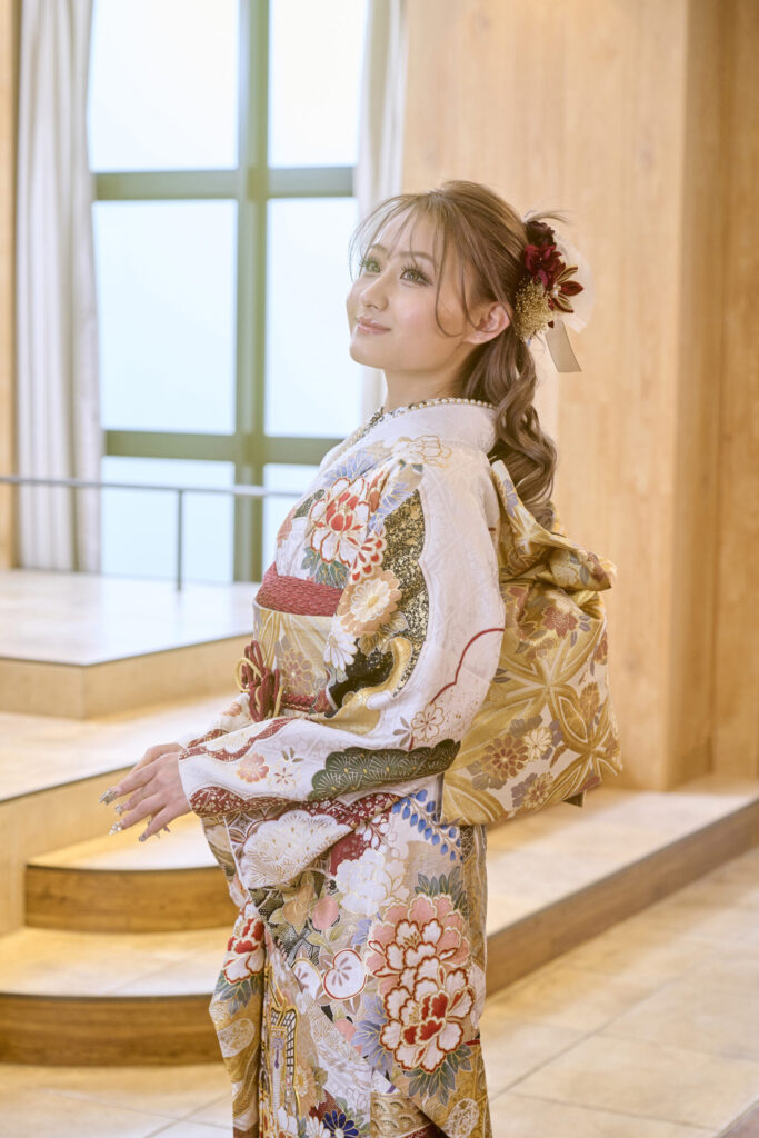 白地にゴールドが華やかな振袖