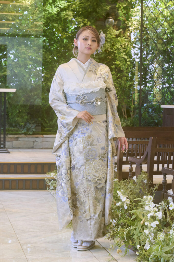 白地にシルバーの花柄振袖