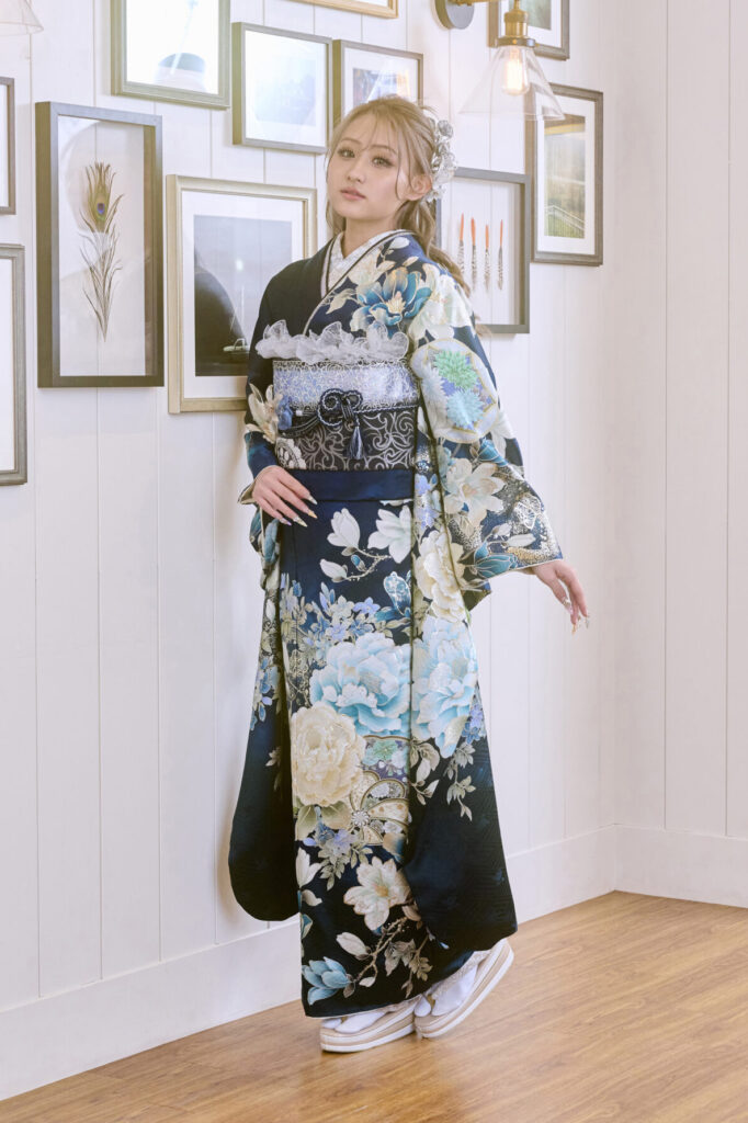 淡い水色の大輪花柄が華やかな振袖