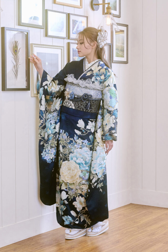 淡い水色の大輪花柄が華やかな振袖