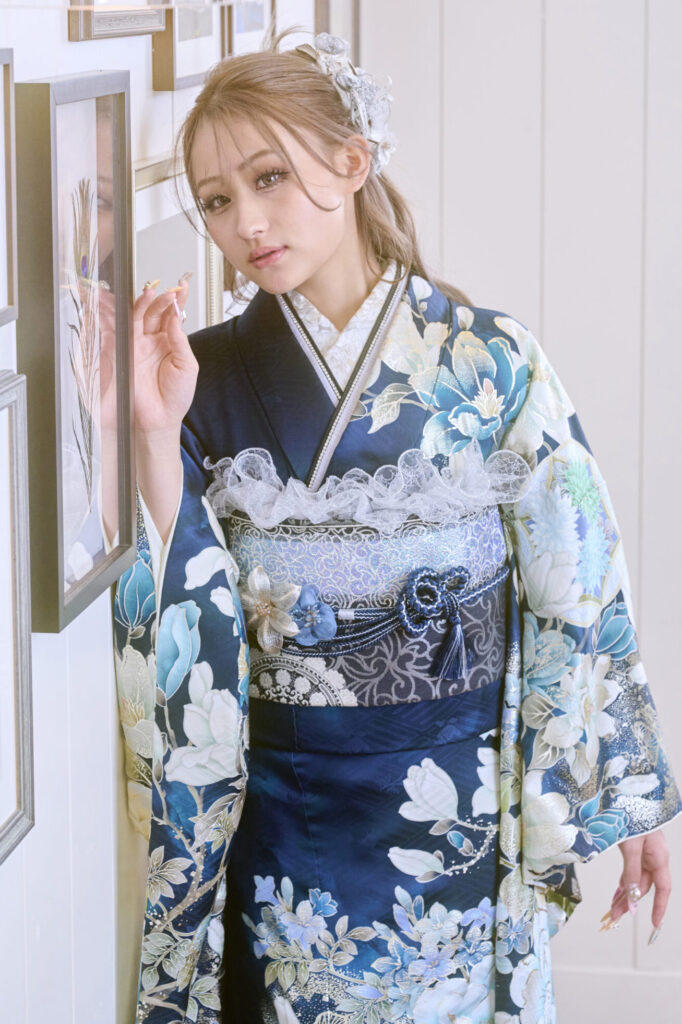 淡い水色の大輪花柄が華やかな振袖