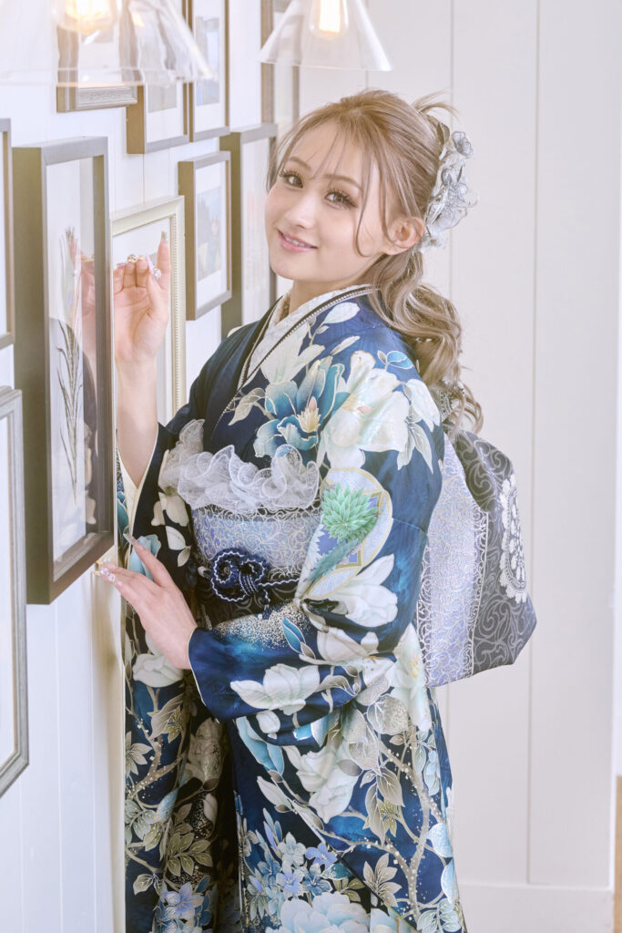 淡い水色の大輪花柄が華やかな振袖