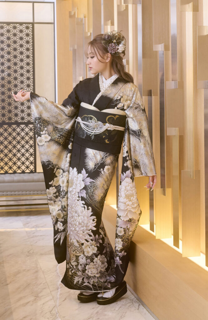 黒色に白い花柄が映える大人振袖