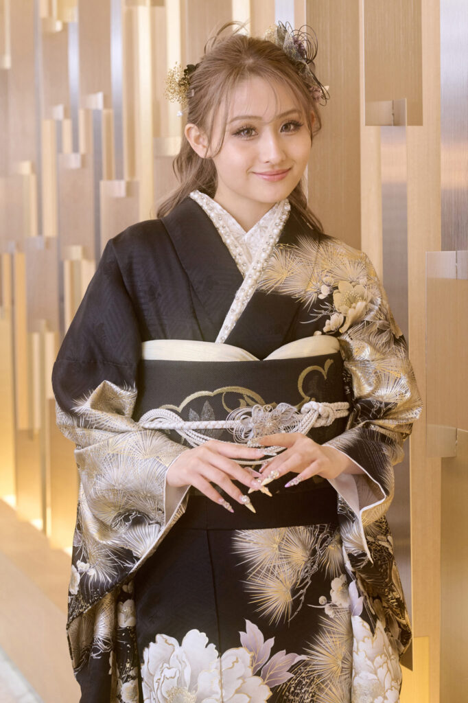 黒色に白い花柄が映える大人振袖