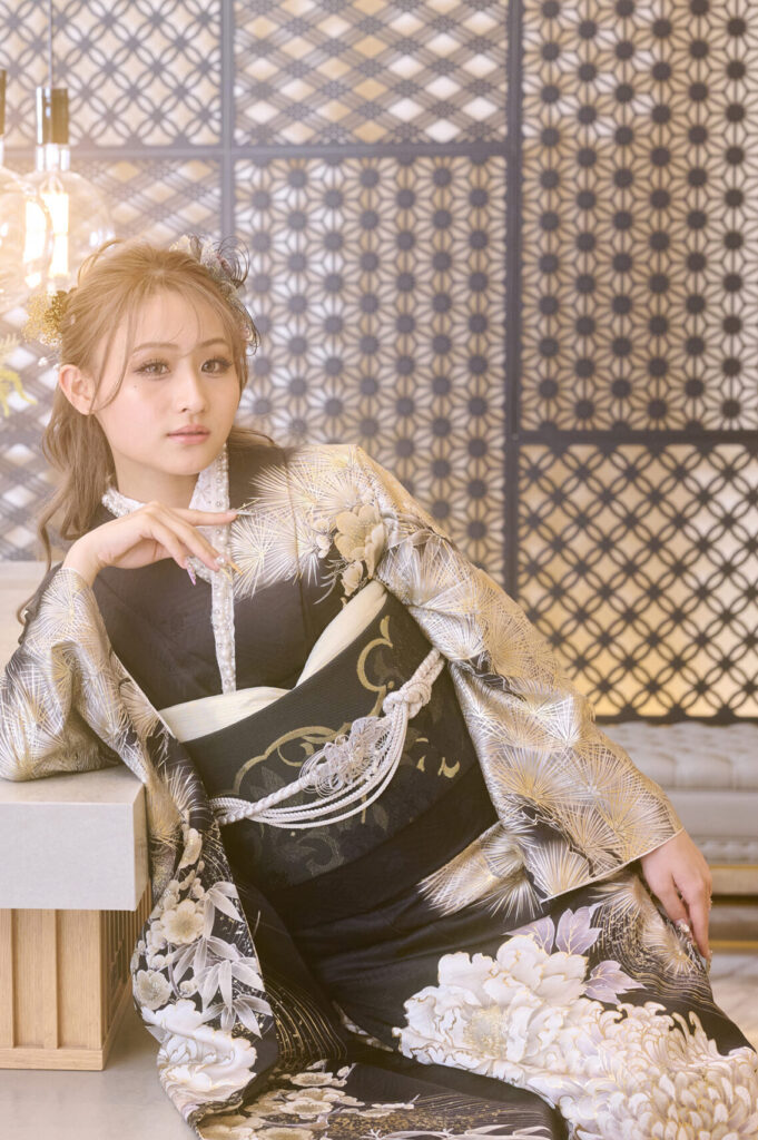 黒色に白い花柄が映える大人振袖