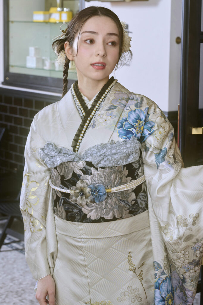 青い花柄がアクセントの金色振袖