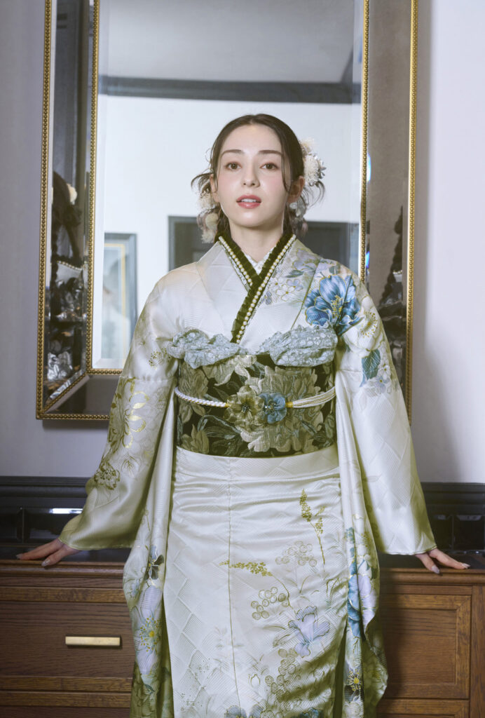 青い花柄がアクセントの金色振袖