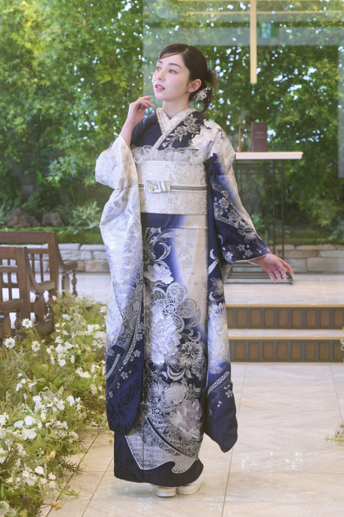 紺色に繊細な白い花模様が大人っぽい振袖