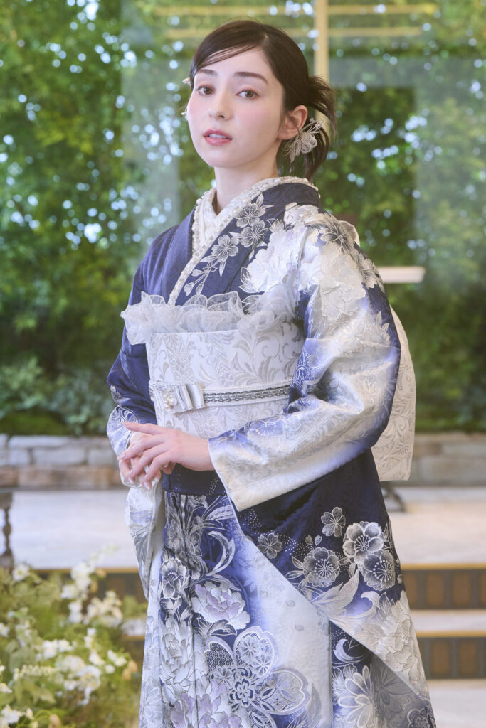 紺色に繊細な白い花模様が大人っぽい振袖