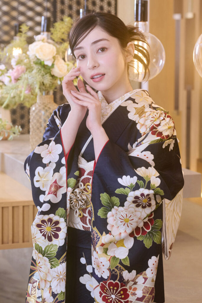 色鮮やかな菊と手毬の古典柄振袖